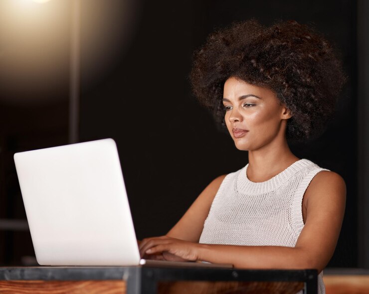 Foto mujer de negocios y escribiendo en la computadora portátil por la noche para el correo electrónico de retroalimentación del administrador de la empresa o comprobando el sitio web emprendedora profesional y propietaria con tecnología para el trabajo red de plazos y planificación