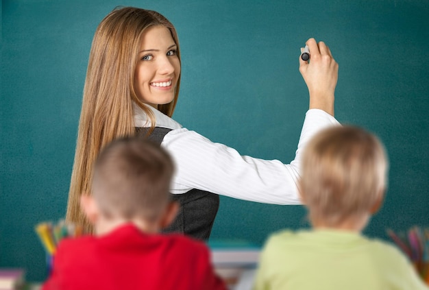 mujer de negocios escribiendo el concepto de idea de negocio en la pizarra