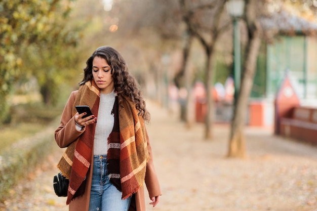 Mujer de negocios española comunicarse con smartphone en castilla la mancha toledo colores de otoño