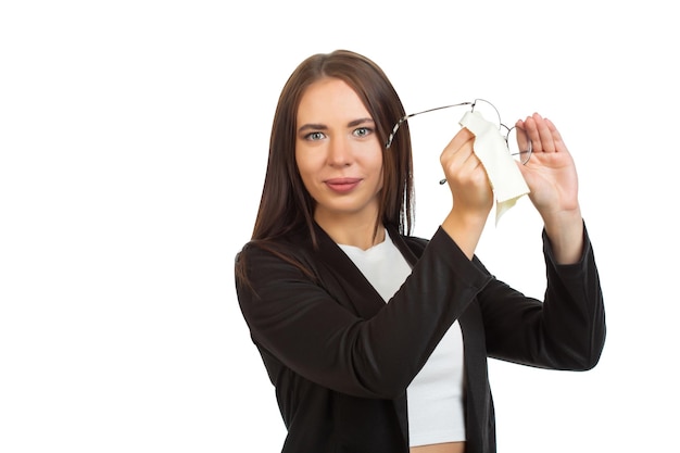 Una mujer de negocios está limpiando sus gafas Aislada de fondo blanco