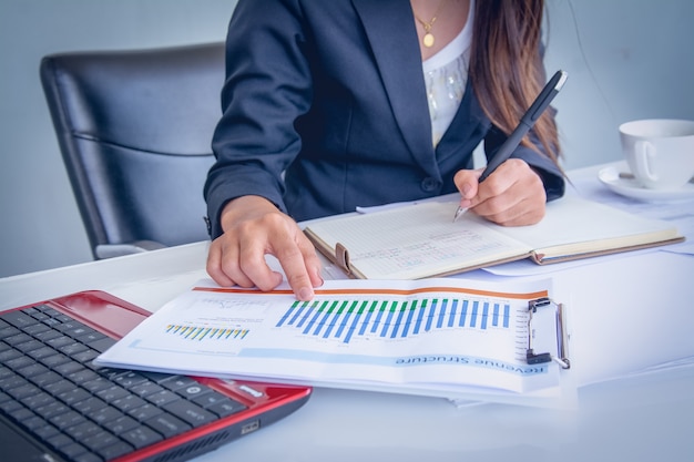 Mujer de negocios está revisando el documento