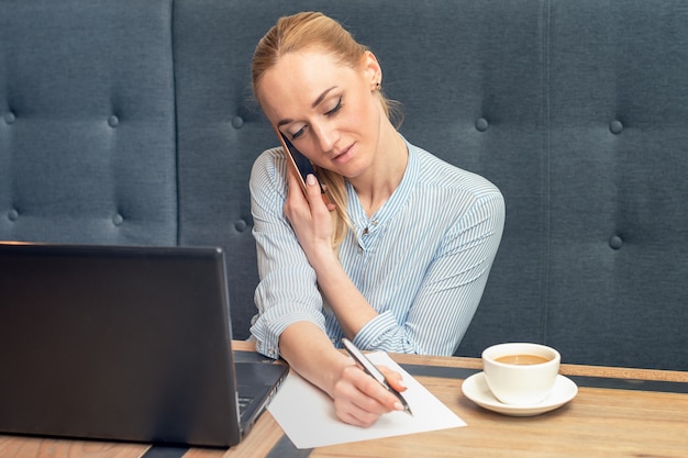 Mujer de negocios está trabajando en la oficina con documentos