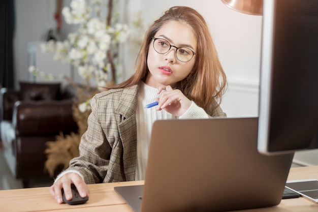 Mujer de negocios está trabajando en su escritorio de oficina