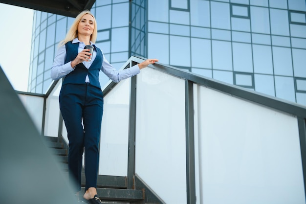 mujer de negocios, estilo, mujer, yendo, a, trabajo, retrato, de, hermoso, hembra, en, elegante, oficina