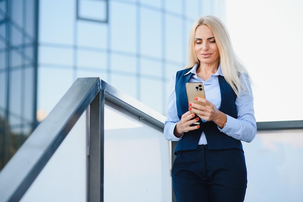 mujer de negocios, estilo, mujer, yendo, a, trabajo, retrato, de, hermoso, hembra, en, elegante, oficina