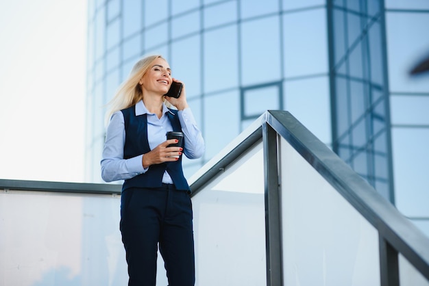 mujer de negocios, estilo, mujer, yendo, a, trabajo, retrato, de, hermoso, hembra, en, elegante, oficina