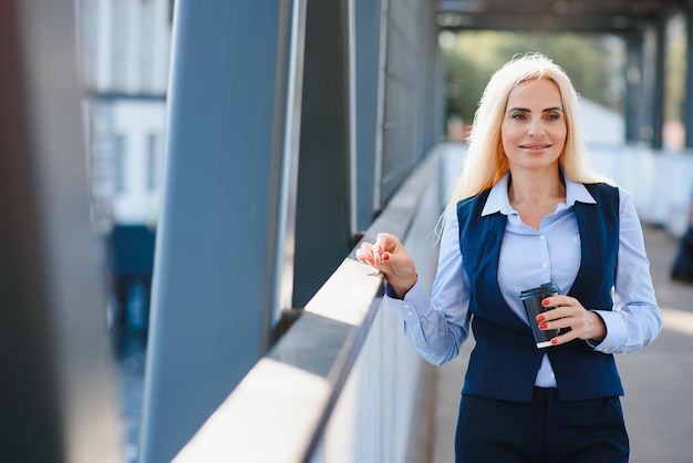 mujer de negocios, estilo, mujer, yendo, a, trabajo, retrato, de, hermoso, hembra, en, elegante, oficina