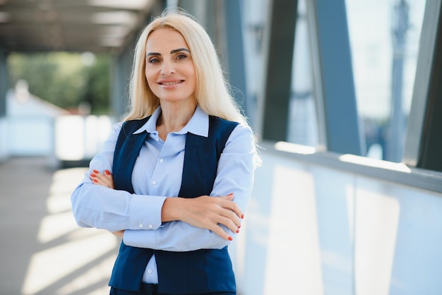 mujer de negocios, estilo, mujer, yendo, a, trabajo, retrato, de, hermoso, hembra, en, elegante, oficina