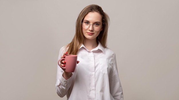 Mujer de negocios estilo de vida pausa para el té dama exitosa