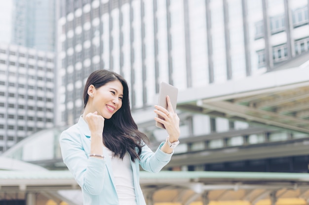 mujer de negocios de estilo de vida se siente feliz con smartphone