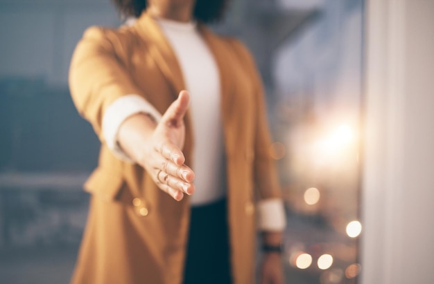 Mujer de negocios estirando la mano para un apretón de manos para saludar la bienvenida o la asociación en el cargo Empresaria corporativa y empleada femenina con gesto de apretón de manos para un acuerdo en el lugar de trabajo moderno