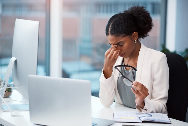 Mujer de negocios estresada, cansada y frustrada con dolor de cabeza, fatiga ocular y agotamiento, cometiendo errores en la computadora portátil de la oficina Emprendedor creativo con exceso de trabajo que no cumple con la fecha límite o planea la estrategia de inicio