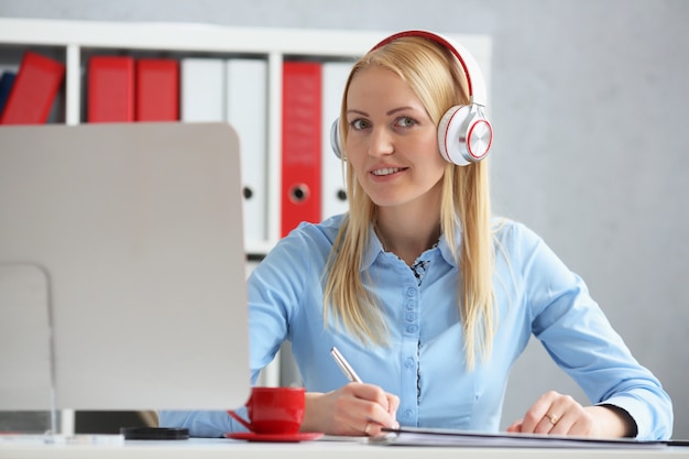 Mujer de negocios estudiando en línea. Escucha la conferencia.