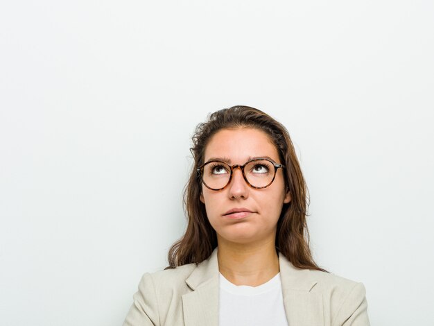 Mujer de negocios europea joven cansada de una tarea repetitiva.