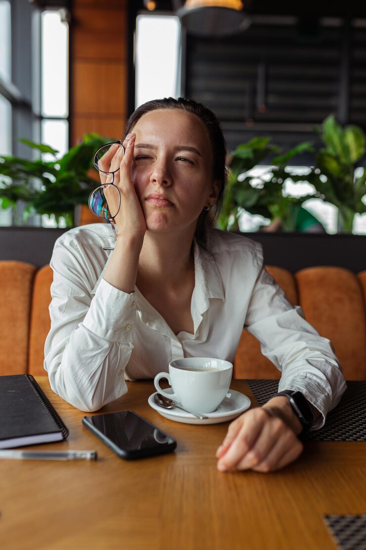 Foto mujer de negocios con exceso de trabajo cansada tocando la cabeza y sufriendo de migraña