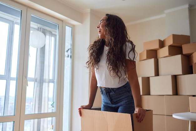 Foto mujer de negocios éxito empresarial ventas entrega de paquetes en línea