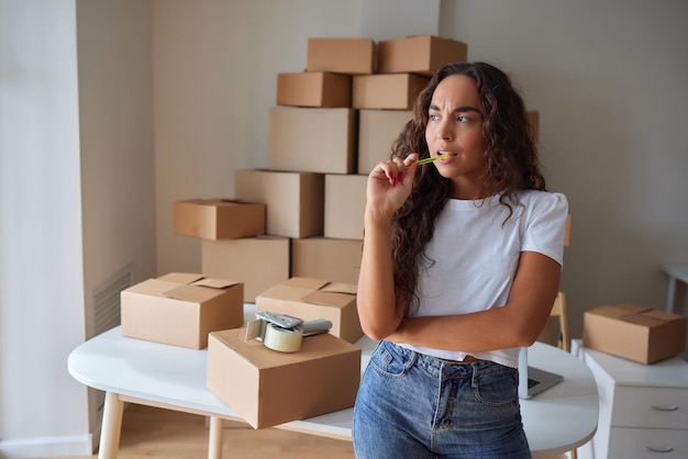 Mujer de negocios éxito empresarial Ventas Entrega de paquetes en línea