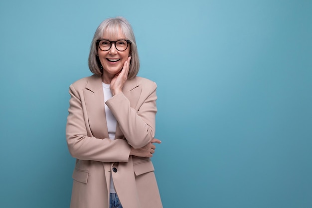 Mujer de negocios exitosa con un aspecto elegante en el fondo del estudio con espacio de copia