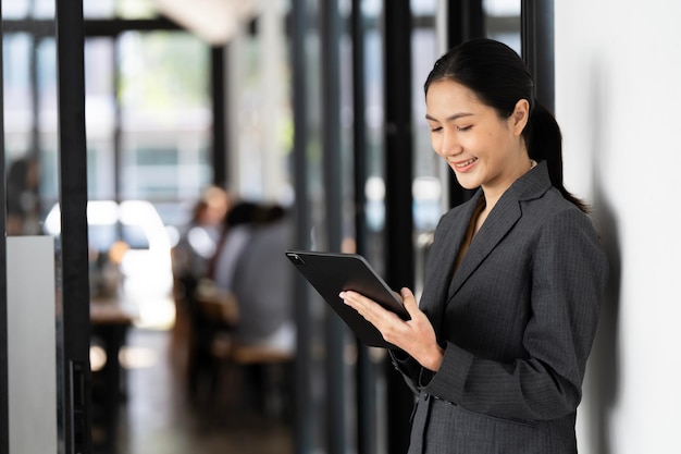 Mujer de negocios exitosa con confianza y usando una tableta digital