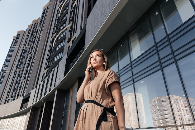 Foto una mujer de negocios exitosa. el estilo de una mujer de negocios.