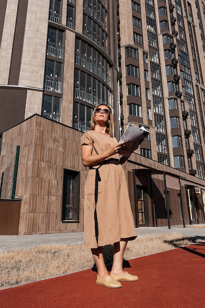 Una mujer de negocios exitosa. El estilo de una mujer de negocios.