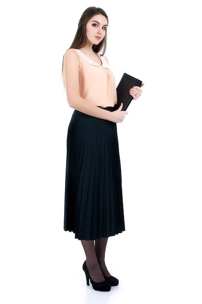 Mujer de negocios exitosa en falda larga con una carpeta