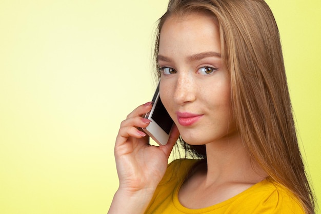 Mujer de negocios exitosa y hermosa con el teléfono