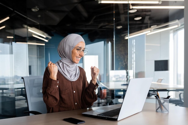 Mujer de negocios exitosa en hijab celebrando la victoria y el logro exitoso de los resultados mujer