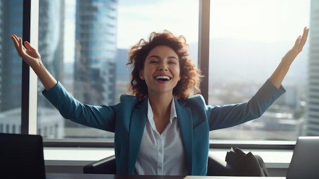 Foto la mujer de negocios exitosa levanta las manos se alegra de aumentar las ganancias en los negocios la mujer de negocios está recibiendo buenas noticias en línea levantando las manos y mostrando sus puños