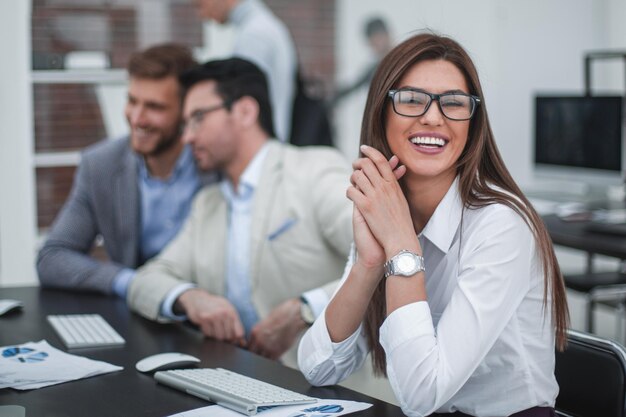 Mujer de negocios exitosa en el lugar de trabajo en la oficina gente de negocios