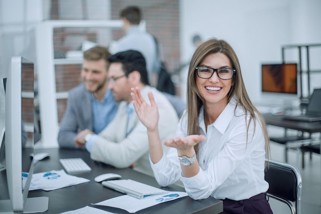 Mujer de negocios exitosa en el lugar de trabajo en la oficina gente de negocios