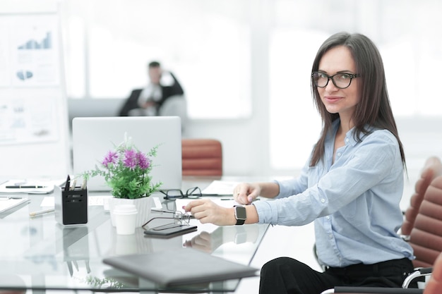 Foto mujer de negocios exitosa en el lugar de trabajo en la oficina