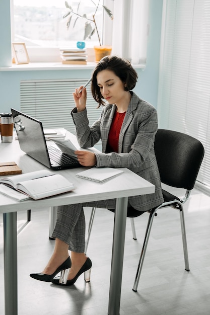 Mujer de negocios exitosa mujer de negocios mujer empresaria segura de sí misma joven empresaria