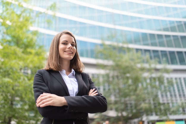 Mujer de negocios exitosa sonriendo