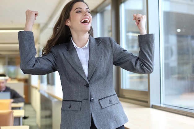 Mujer de negocios exitosa trabajando en línea en una computadora portátil.