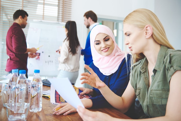 Mujer de negocios explicando el concepto en detalles