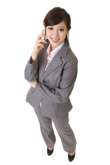 Mujer de negocios feliz hablando por teléfono celular