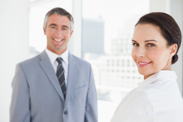 Mujer de negocios feliz mirando a cámara