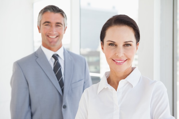 Foto mujer de negocios feliz mirando a cámara