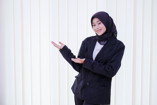 Mujer de negocios feliz mostrando algo