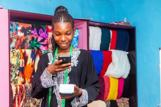 mujer de negocios feliz sosteniendo una terminal POS móvil para el depósito en efectivo