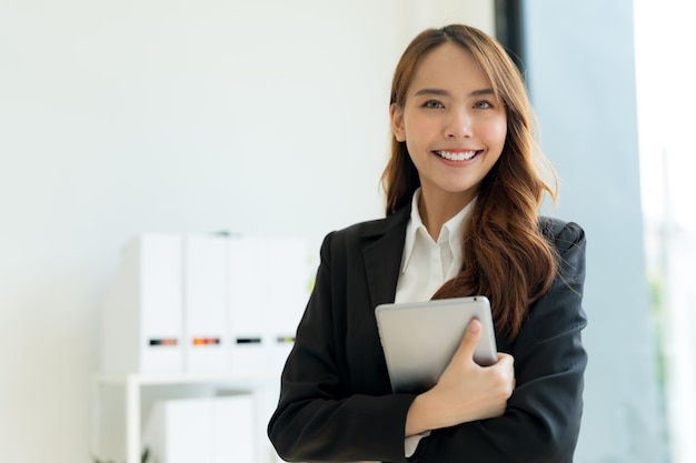 Mujer de negocios feliz con tableta digital