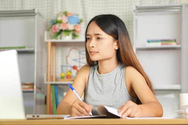 mujer de negocios feliz trabajando el día de pago