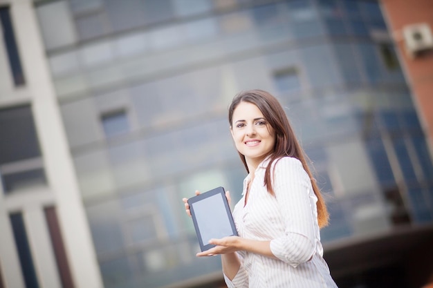 Mujer de negocios feliz usando una tableta