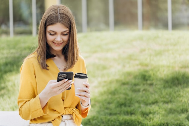 Mujer de negocios feliz usando teléfono móvil en el lugar de trabajo remoto mujer sonriente navegando por internet en smartp