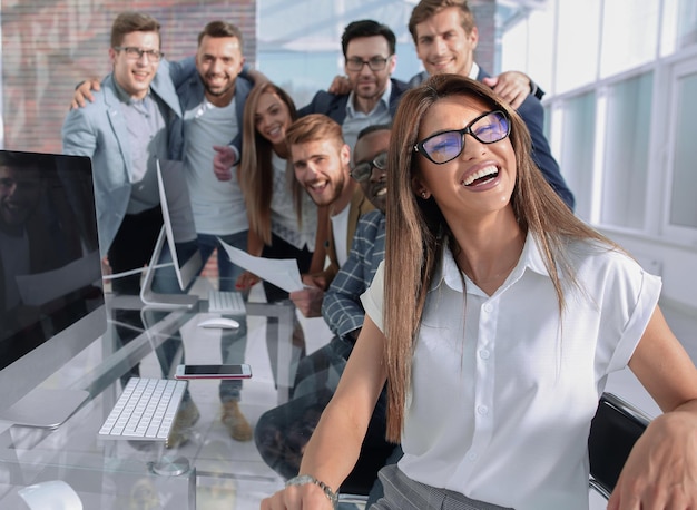 Mujer de negocios en el fondo del equipo de negocios.