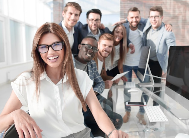 Mujer de negocios en el fondo del equipo de negocios.