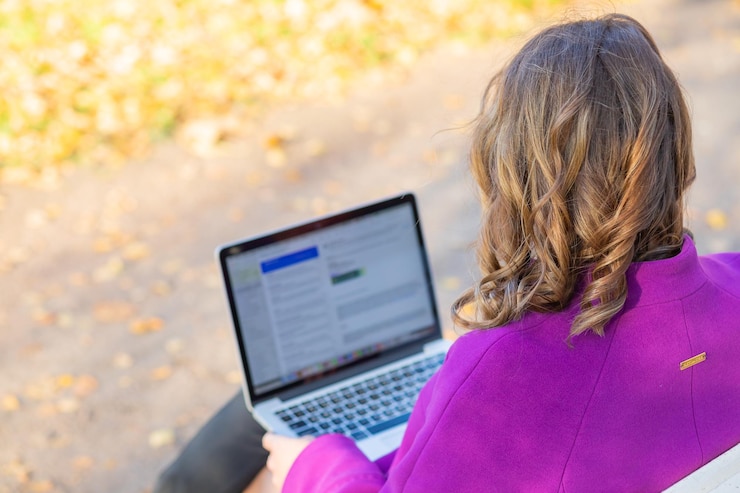 Foto mujer de negocios freelance o gerente que trabaja al aire libre en el jardín del parque trabajo remoto desde el patio trasero