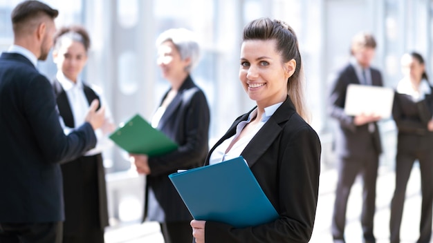 Mujer de negocios frente a colegas