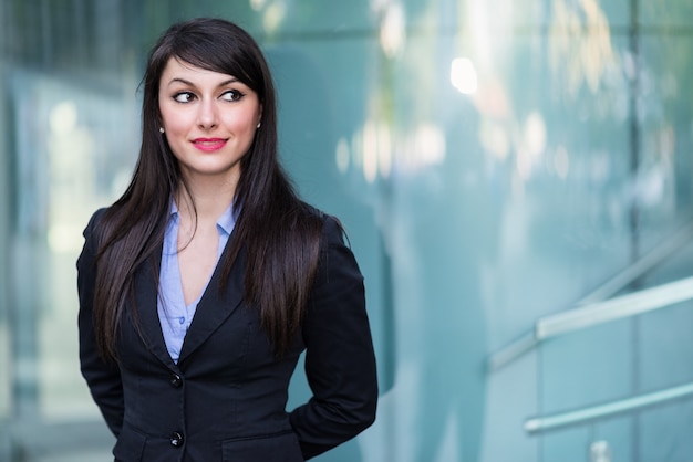 Mujer de negocios frente a su oficina